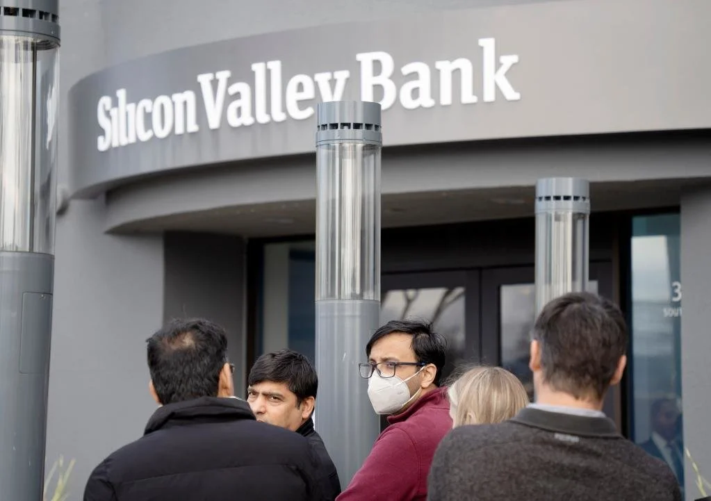 3月13日，客户在美国加利福尼亚州圣克拉拉市硅谷银行总部外排队等候办理业务。（新华社发，李建国摄）