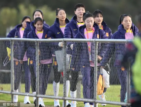 中国女足训练备战。
