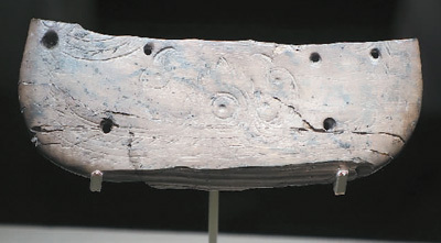 　　河姆渡遗址出土的双鸟朝阳蝶形器，浙江省博物馆藏。