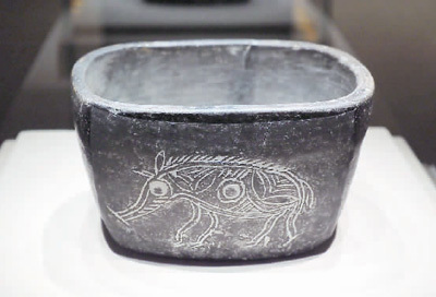 　　河姆渡遗址出土的猪纹陶钵，浙江省博物馆藏。